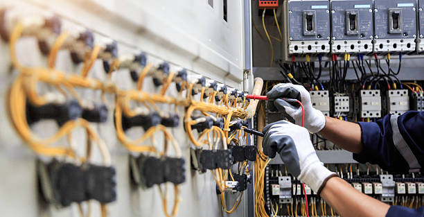 Professional Electrician technician working in Hamilton, MO